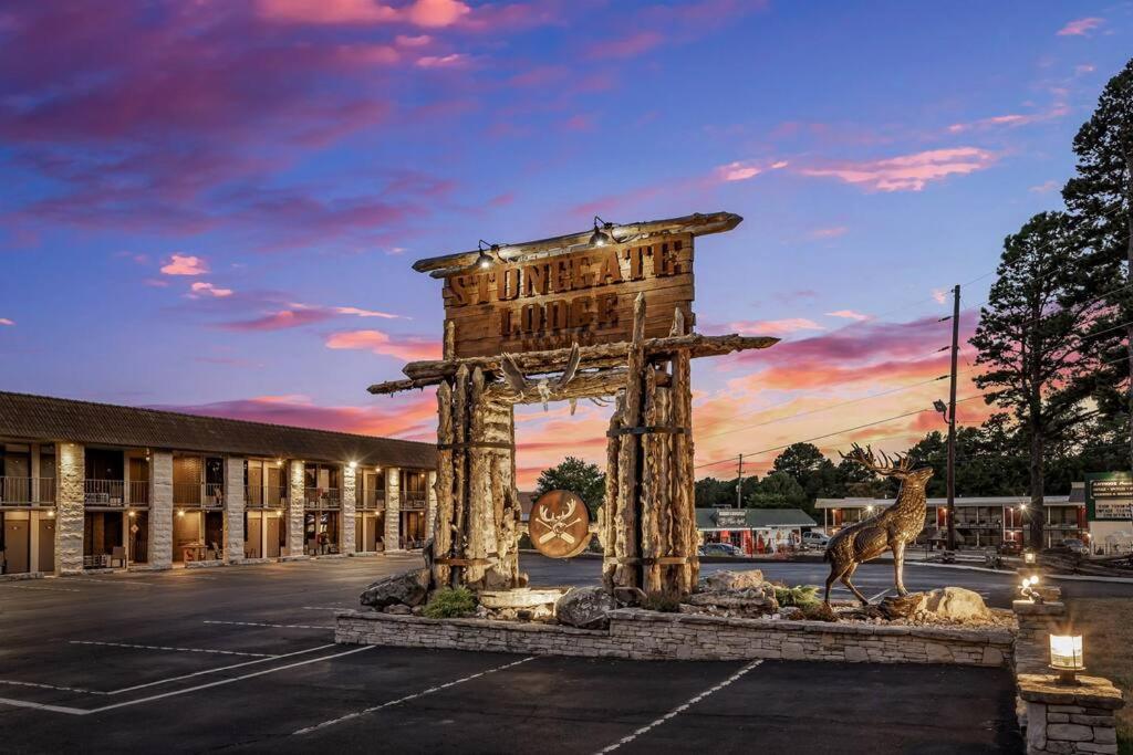 Stonegate Lodge 2 Queen Beds Wifi 50In Roku Tv Salt Water Pool Room #105 Eureka Springs Esterno foto