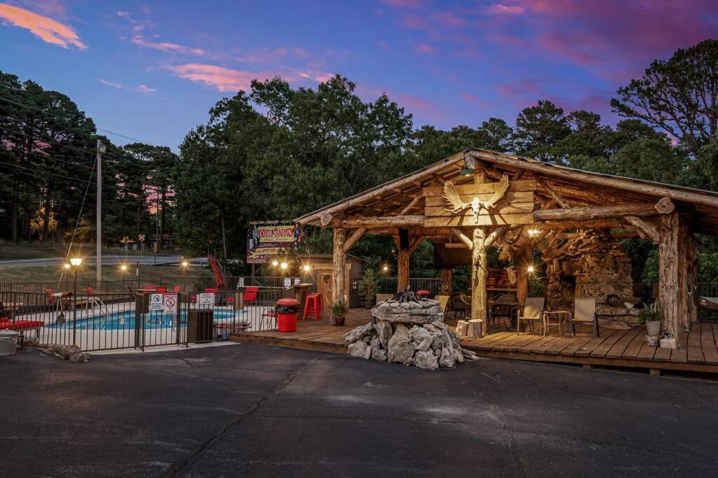 Stonegate Lodge 2 Queen Beds Wifi 50In Roku Tv Salt Water Pool Room #105 Eureka Springs Esterno foto