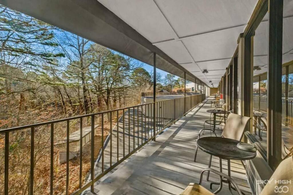 Stonegate Lodge 2 Queen Beds Wifi 50In Roku Tv Salt Water Pool Room #105 Eureka Springs Esterno foto