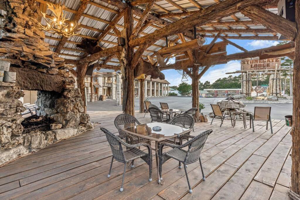 Stonegate Lodge 2 Queen Beds Wifi 50In Roku Tv Salt Water Pool Room #105 Eureka Springs Esterno foto