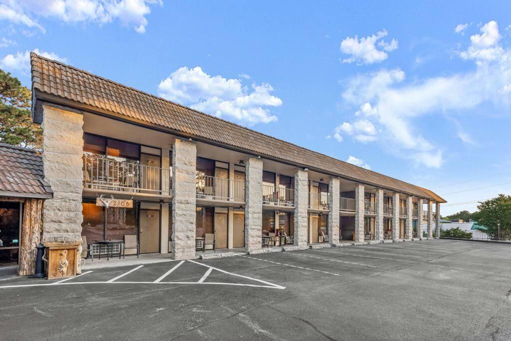 Stonegate Lodge 2 Queen Beds Wifi 50In Roku Tv Salt Water Pool Room #105 Eureka Springs Esterno foto
