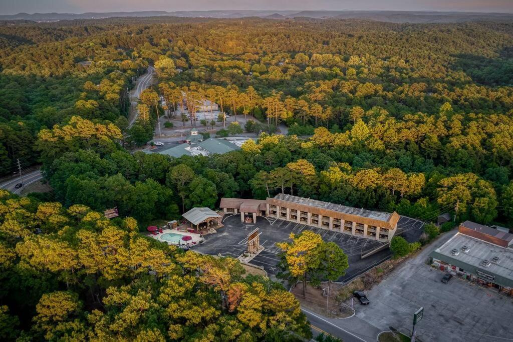 Stonegate Lodge 2 Queen Beds Wifi 50In Roku Tv Salt Water Pool Room #105 Eureka Springs Esterno foto