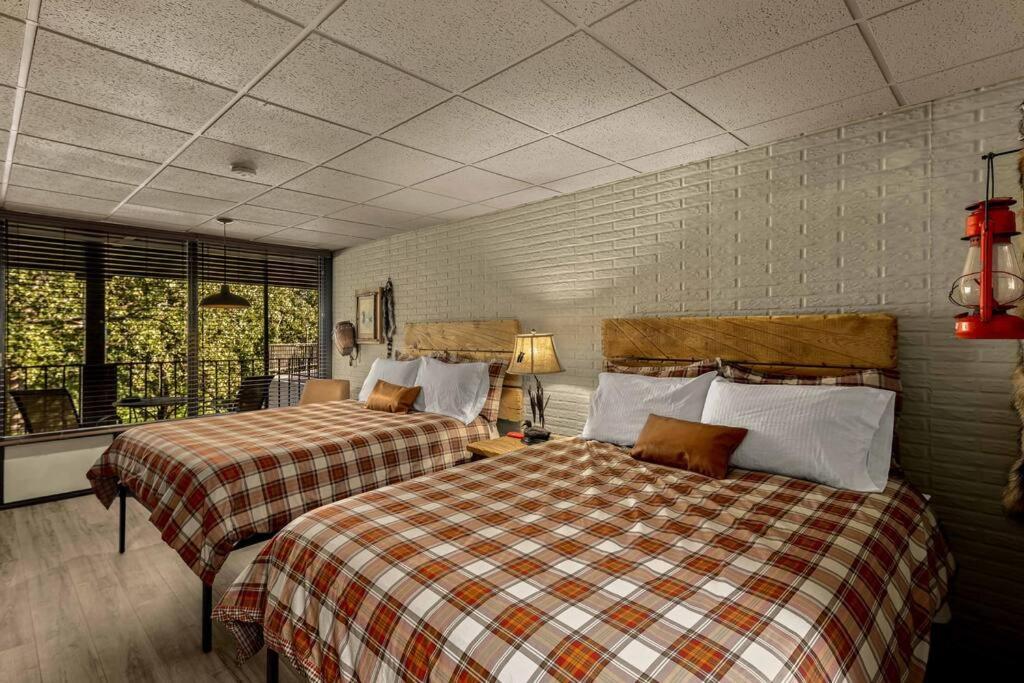 Stonegate Lodge 2 Queen Beds Wifi 50In Roku Tv Salt Water Pool Room #105 Eureka Springs Esterno foto